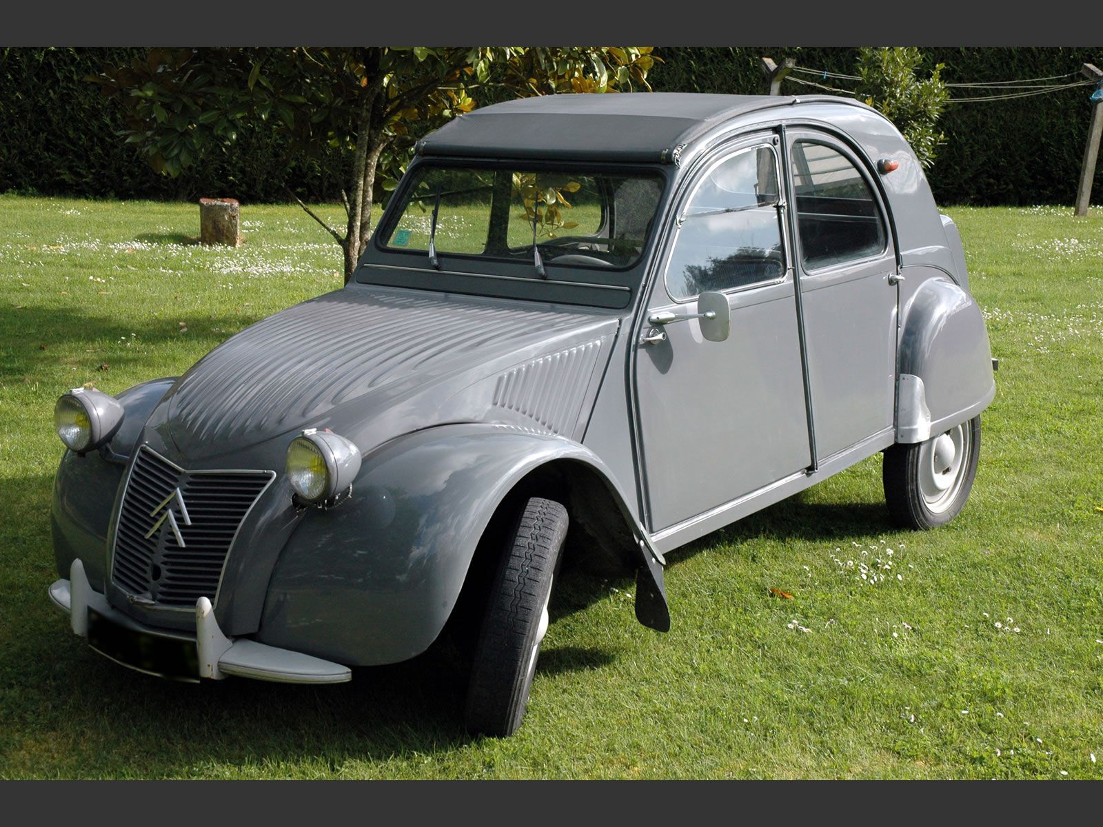 Ситроен работа. Ситроен 2cv 1939. Ситроен 2cv 2020. Citroen 2cv 1949. Citroën 2cv довоенный.