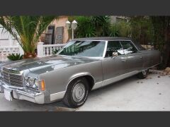 Louer une CHRYSLER NEW YORKER Brougham Four Doors de de 1974 (Photo 2)