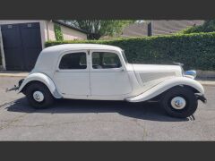 Louer une CITROEN Traction 11 B de de 1951 (Photo 2)