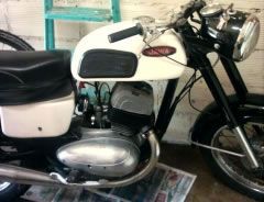 Louer une JAWA 350 de de 1972 (Photo 1)