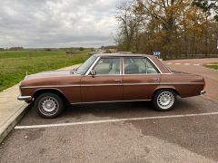 Louer une MERCEDES W115 300D de de 1976 (Photo 2)