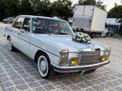 Louer une MERCEDES W115 de de 1970 (Photo 2)