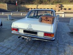 Louer une MERCEDES W115 de de 1970 (Photo 3)