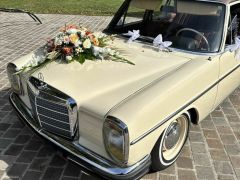 Louer une MERCEDES W115 de de 1972 (Photo 2)