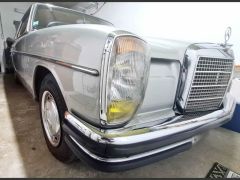 Louer une MERCEDEZ BENZ W114 250 de de 1970 (Photo 2)