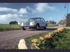 Louer une MERCEDEZ BENZ W114 250 de de 1970 (Photo 3)