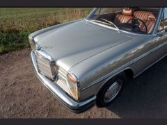 Louer une MERCEDEZ BENZ W114 250 de de 1970 (Photo 4)