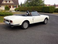 Louer une PEUGEOT 504 de de 1972 (Photo 3)