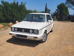 Louer une VOLKSWAGEN Golf 1 Cabriolet de de 1988 (Photo 1)