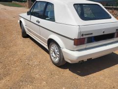 Louer une VOLKSWAGEN Golf 1 Cabriolet de de 1988 (Photo 3)